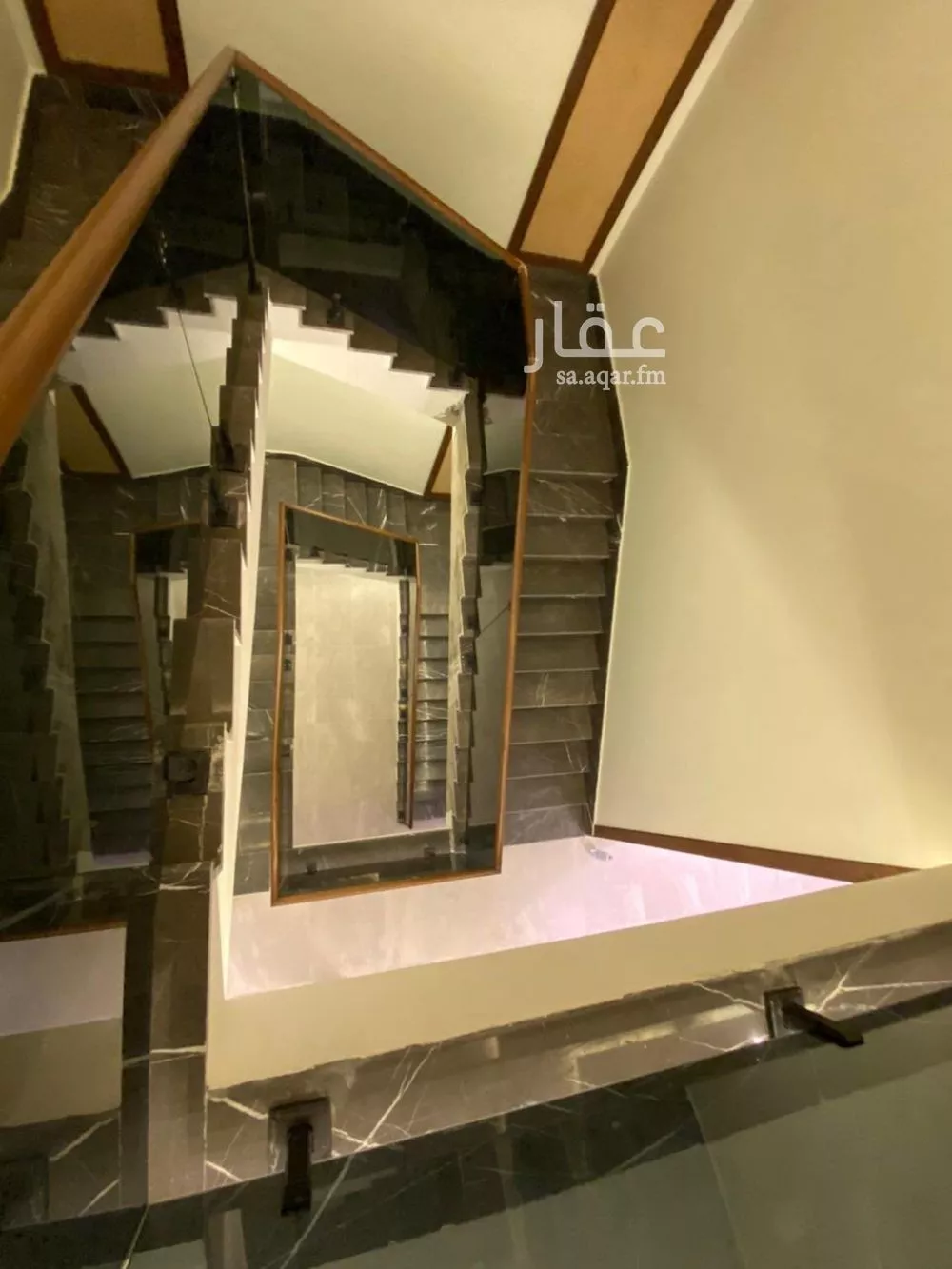 فيلا 9 غرف في الملك فهد 11