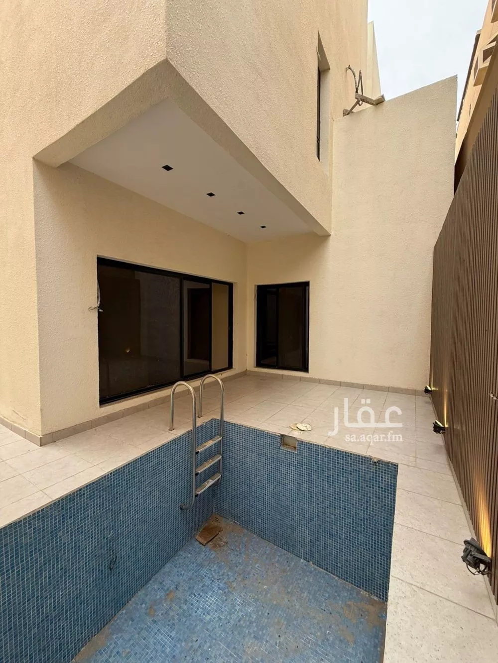 فيلا 5 غرف في الشراع 4