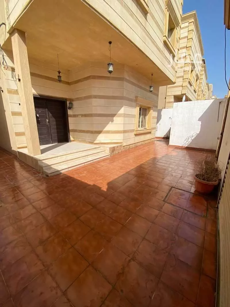 8 bedroom villa in Al Hamdaniyah 2