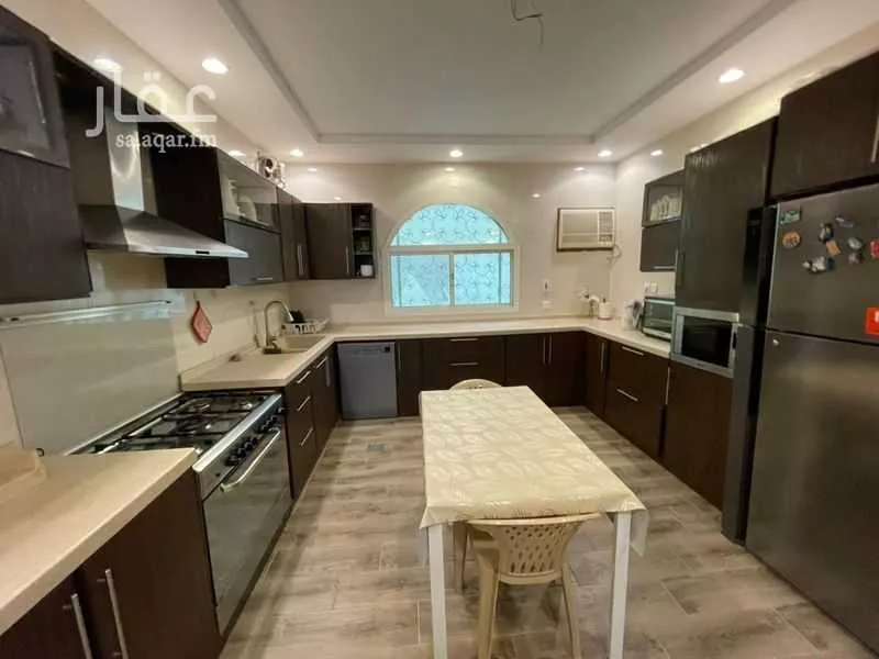 شقة 14 غرف في طيبة 11
