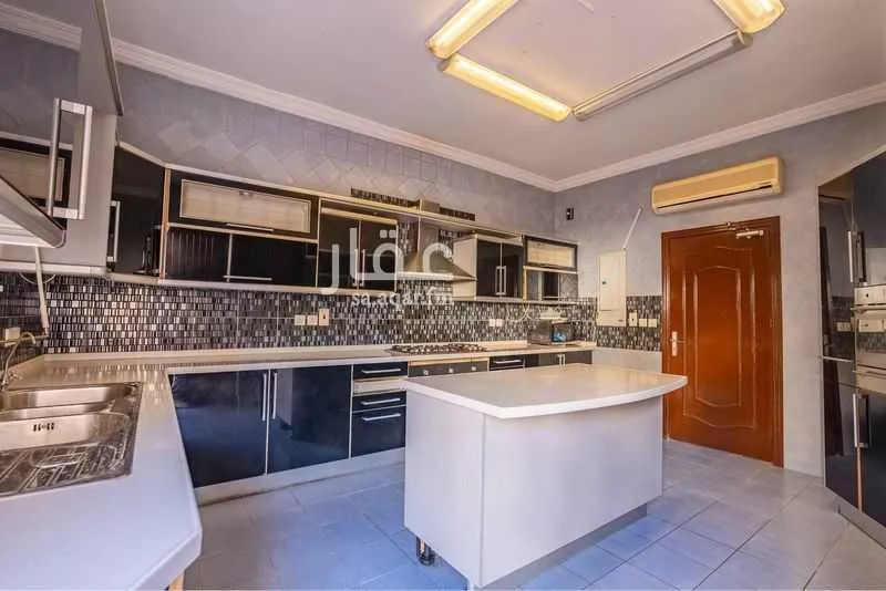 6 bedroom villa in Al Khalidiyyah 6