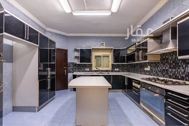 6 bedroom villa in Al Khalidiyyah 8