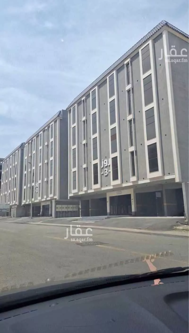 4 bedroom floor in Um Hableen 10