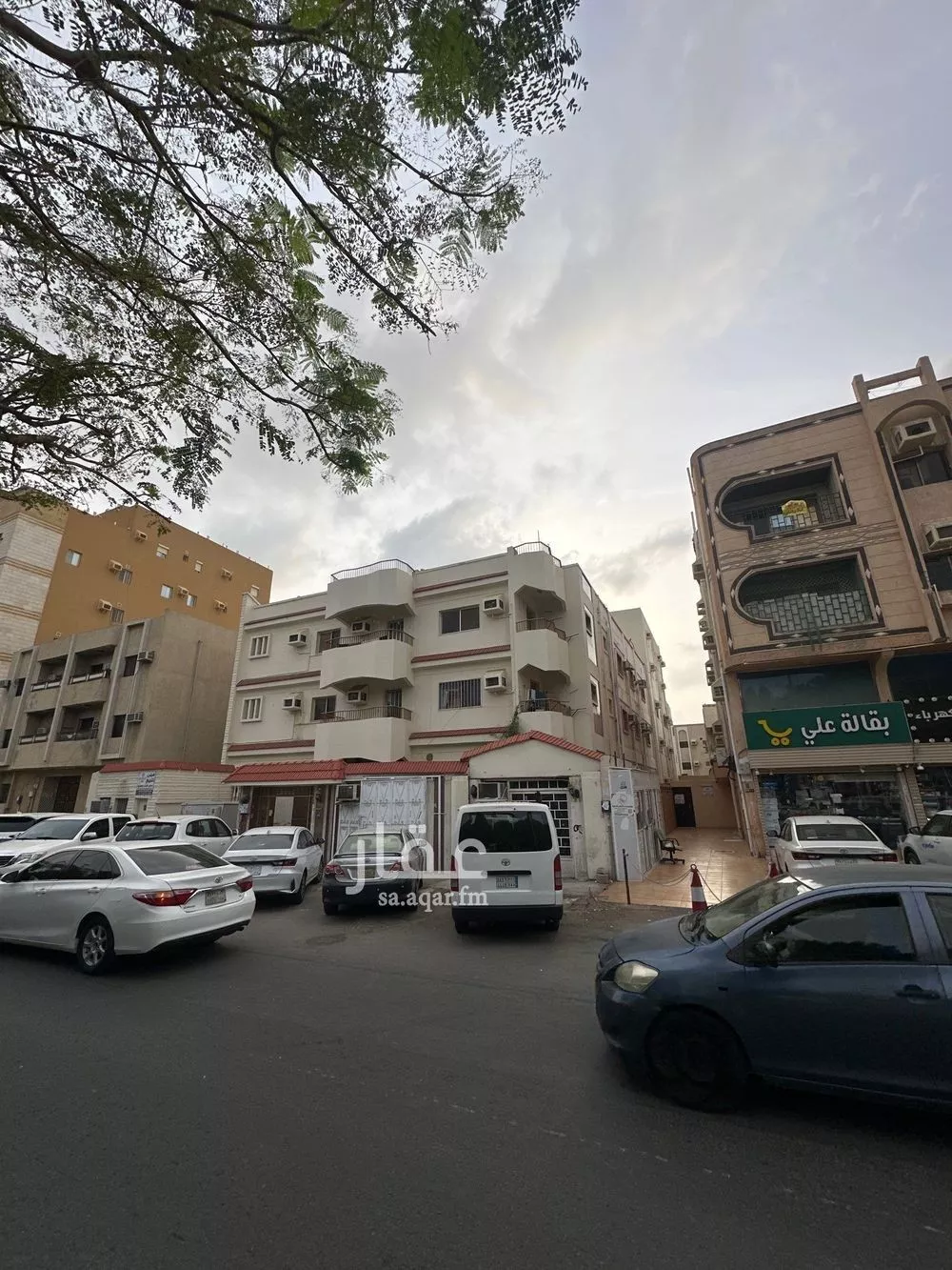 عمارة 630 م² في العزيزية 4