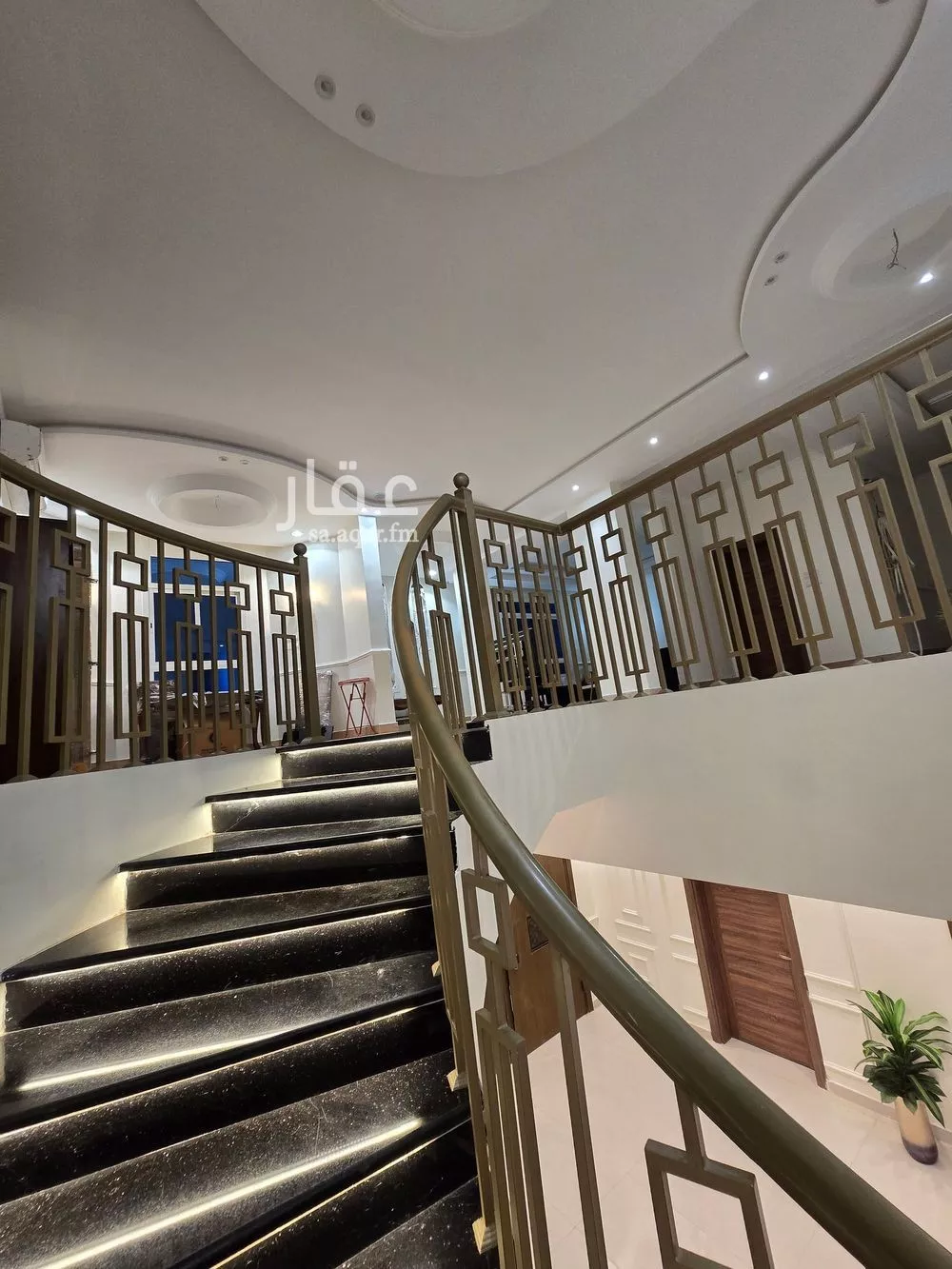 عمارة 827 م² في الشراع 10