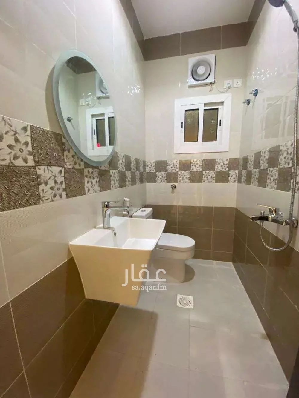 عمارة 650 م² في الريان 8