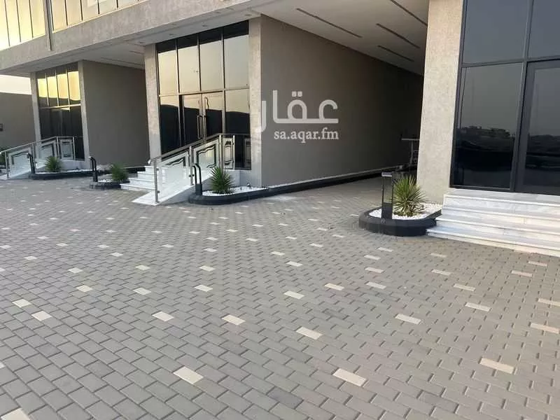 محل 1600 م² في الزمرد 4
