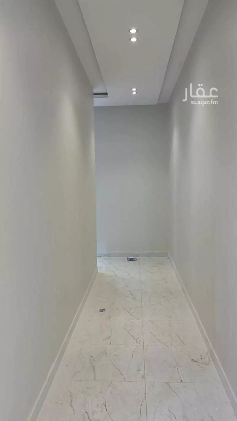 عمارة 620 م² في القرينة 18