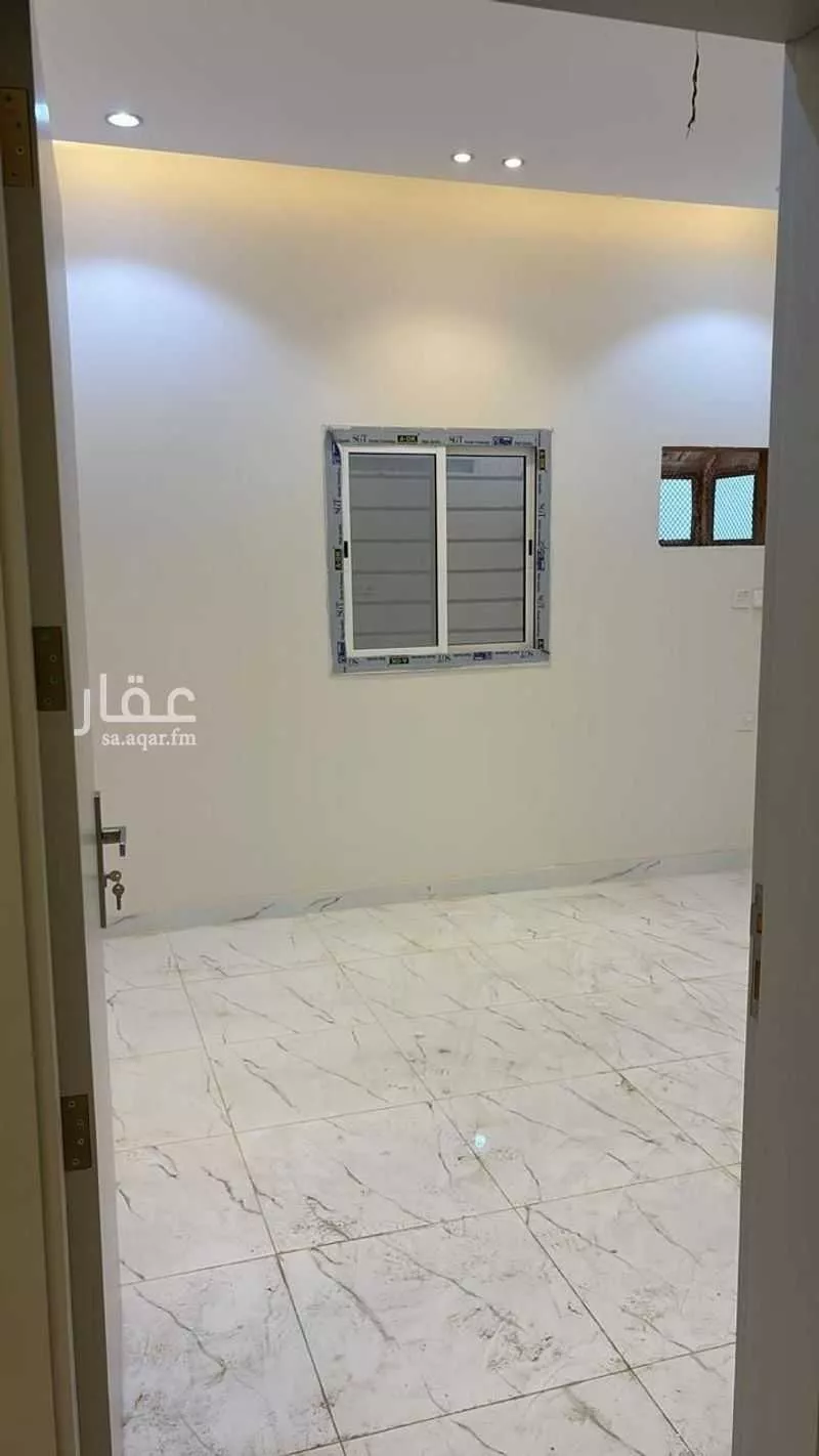 عمارة 620 م² في القرينة 42