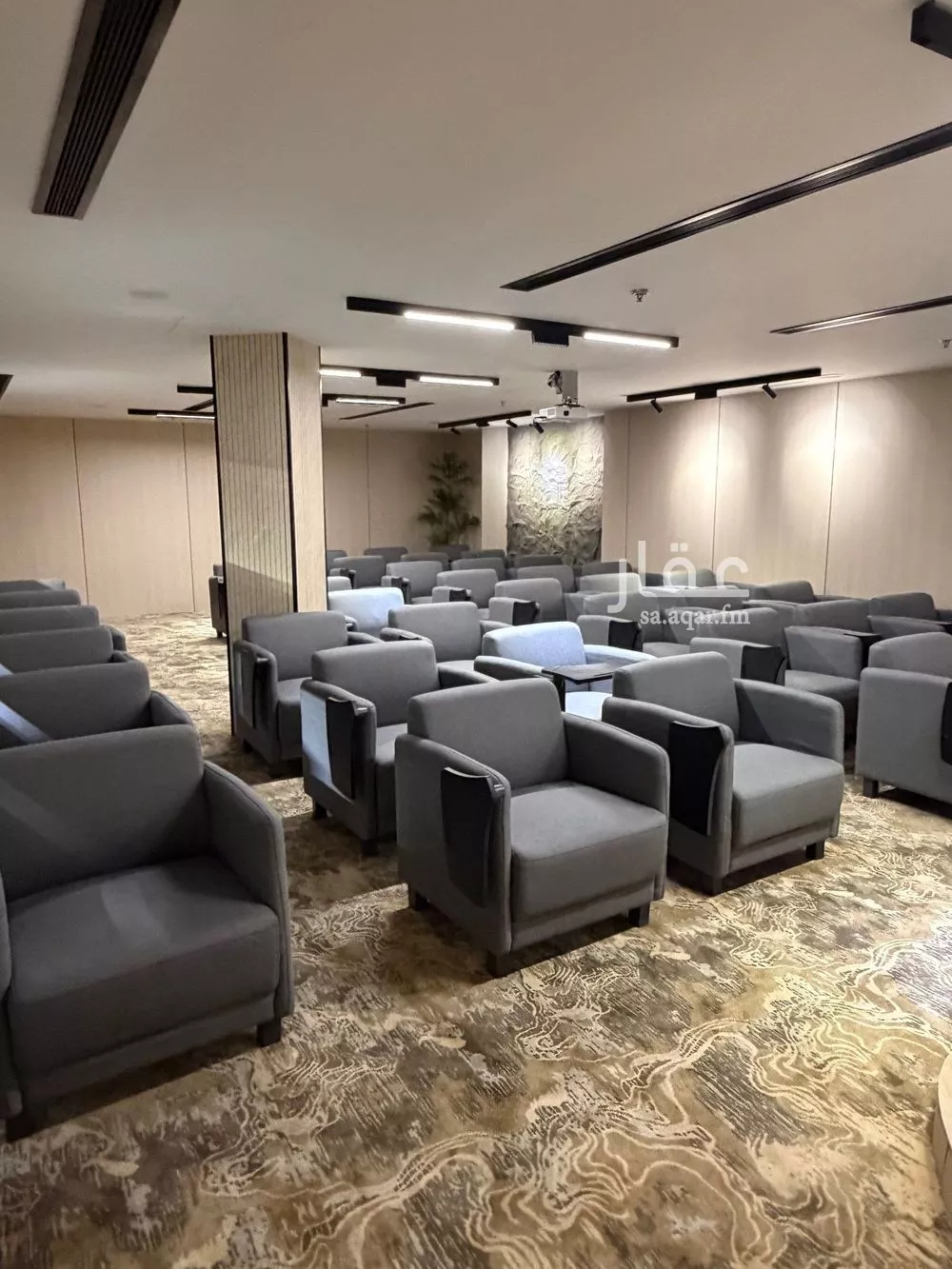 180 sqm office in Al Sharafiyah 11