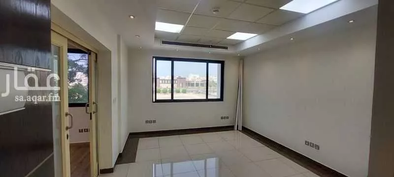 مكتب 2500 م² في الرويس 3