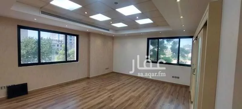 مكتب 2500 م² في الرويس 4