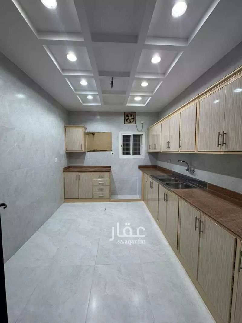 عمارة 650 م² في الورود 8