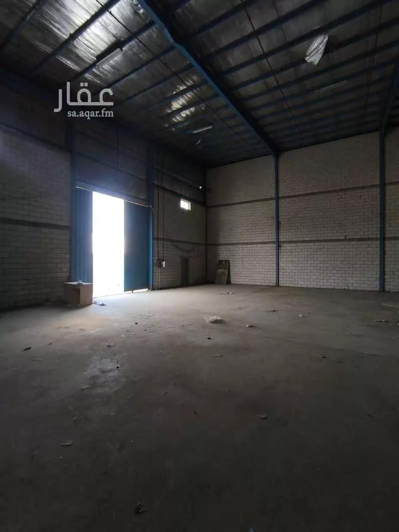 مستودع 2100 م² في السروات 7