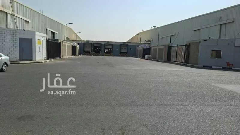 مستودع 28500 م² في الوادي 8