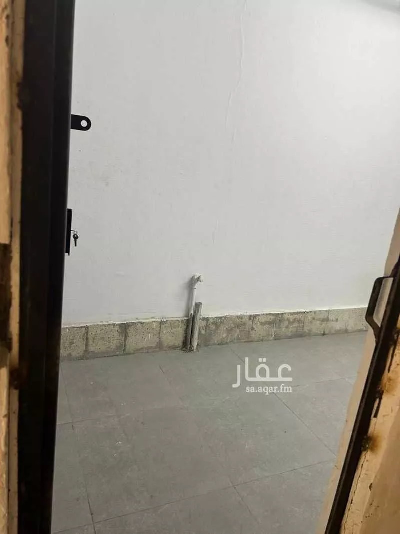 مستودع 517 م² في النزلة الشرقية 2