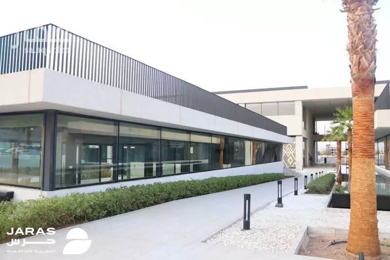 محل 208 م² في الجامعة 4