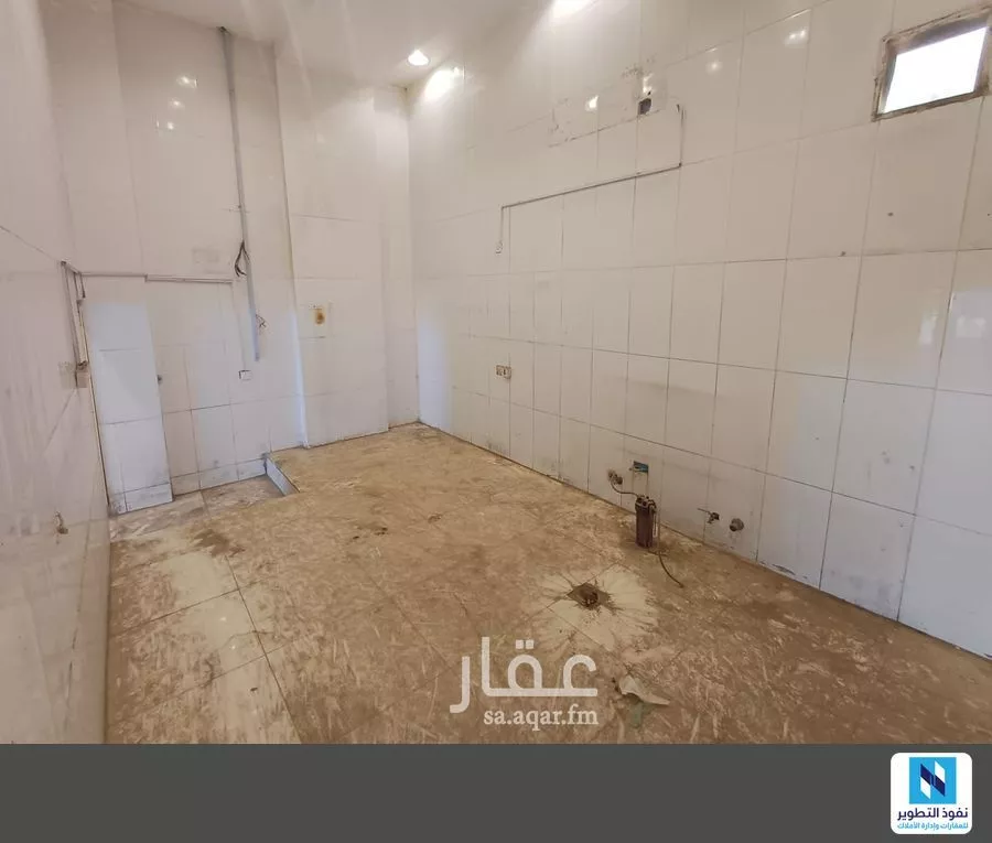 محل 70 م² في الملك فهد 4