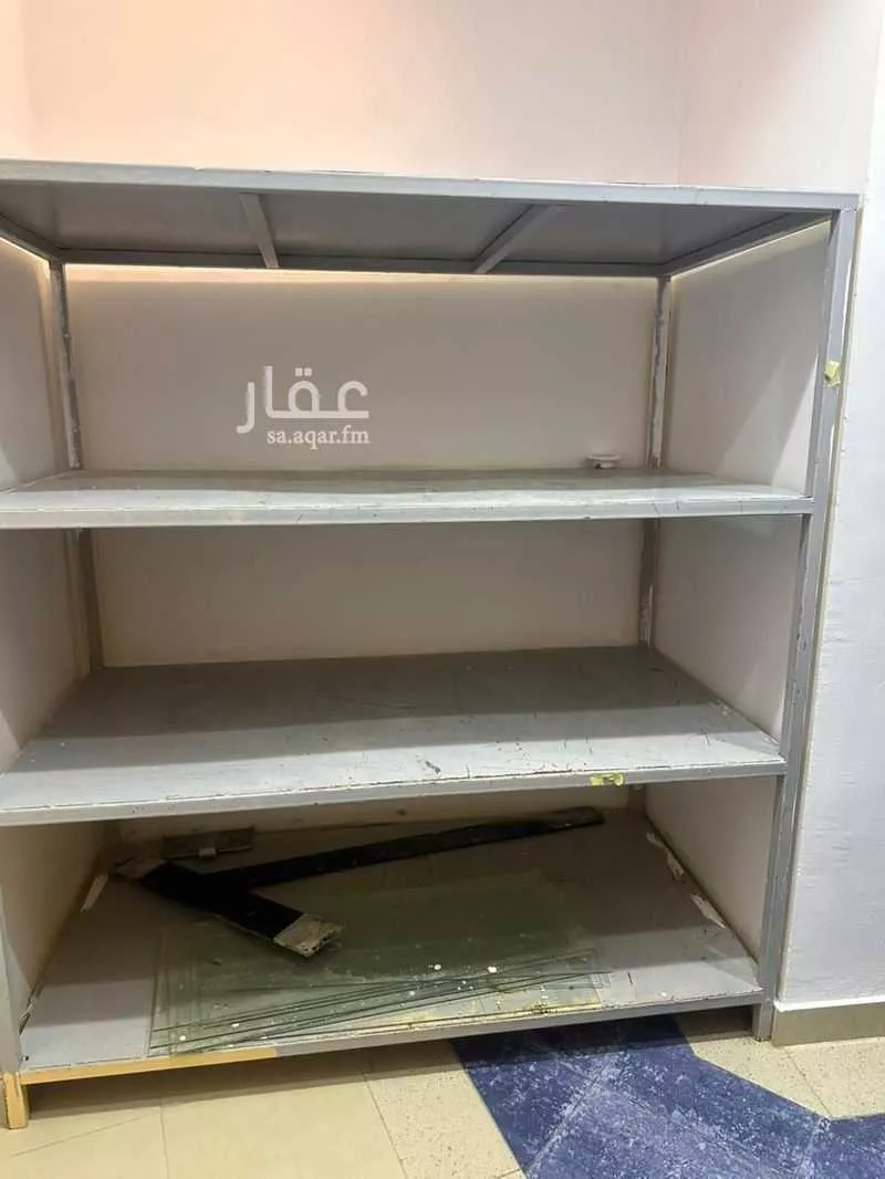 محل 400 م² في العهن 6