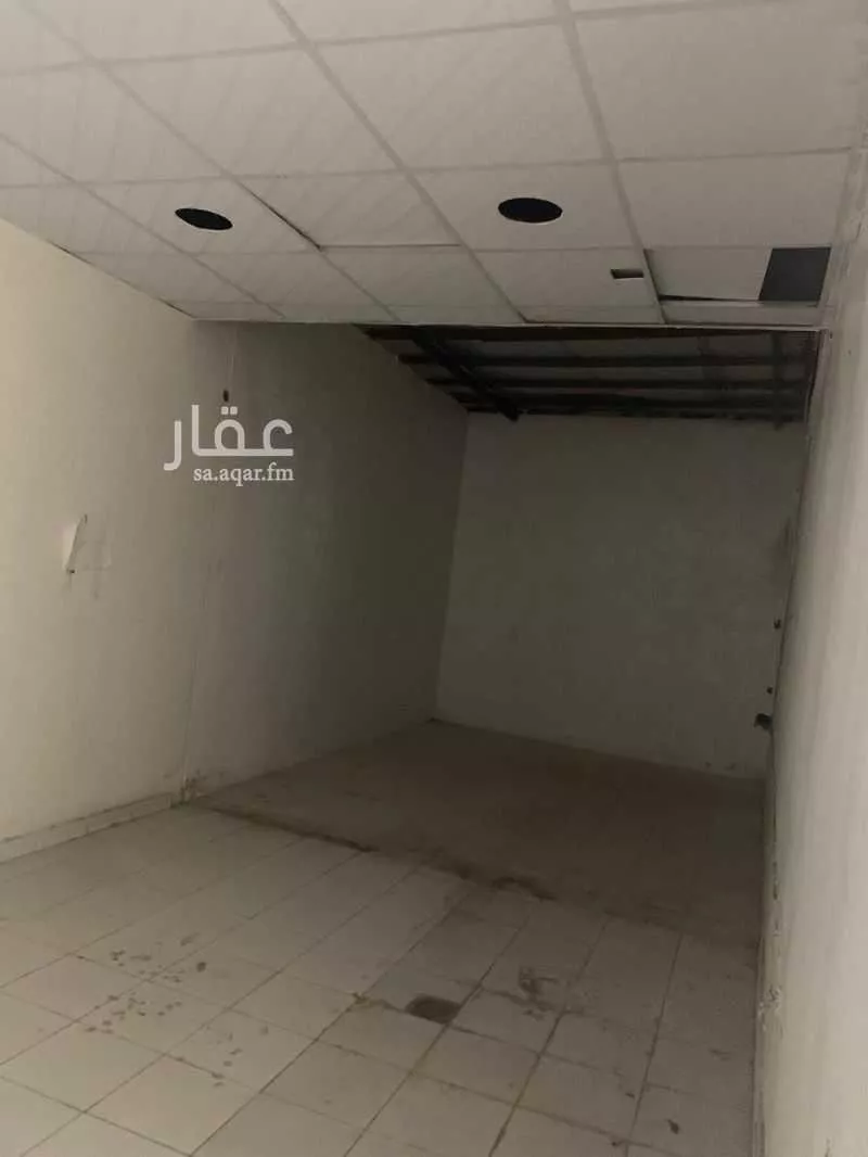 محل 370 م² في الدفاع 3