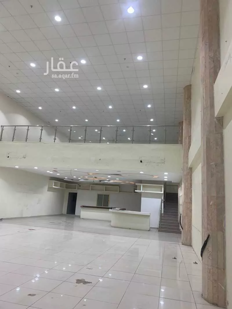 محل 370 م² في الدفاع 4