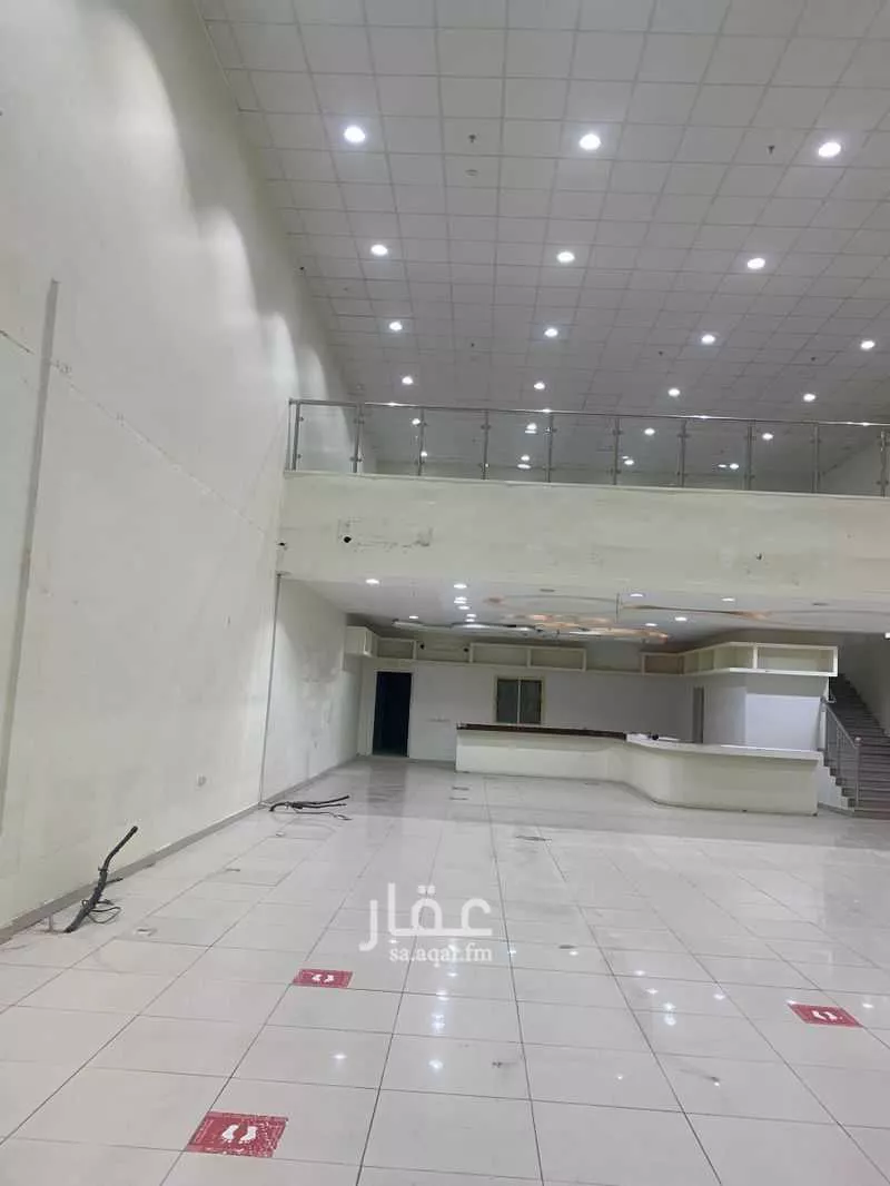 محل 370 م² في الدفاع 6