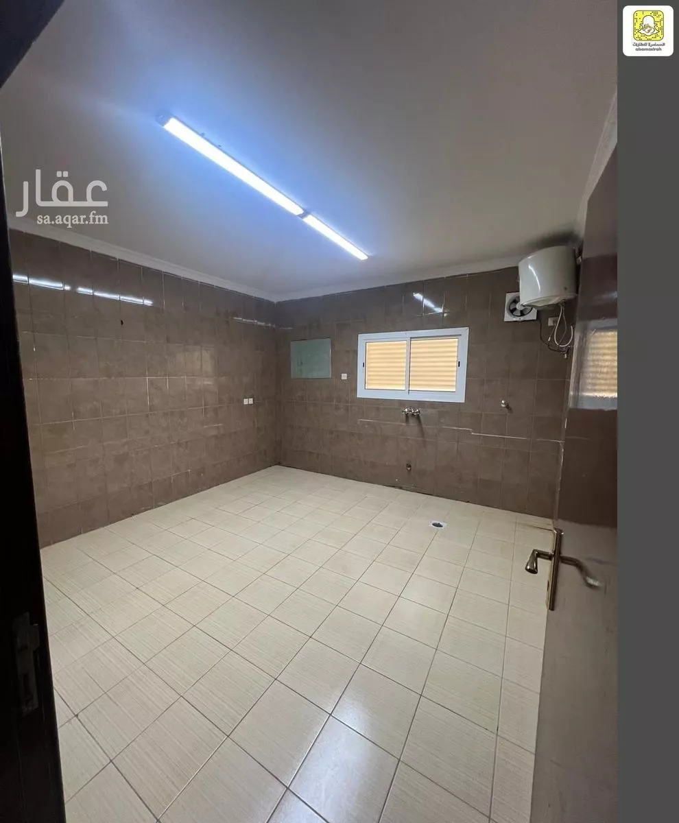 عمارة 650 م² في شظاة 8