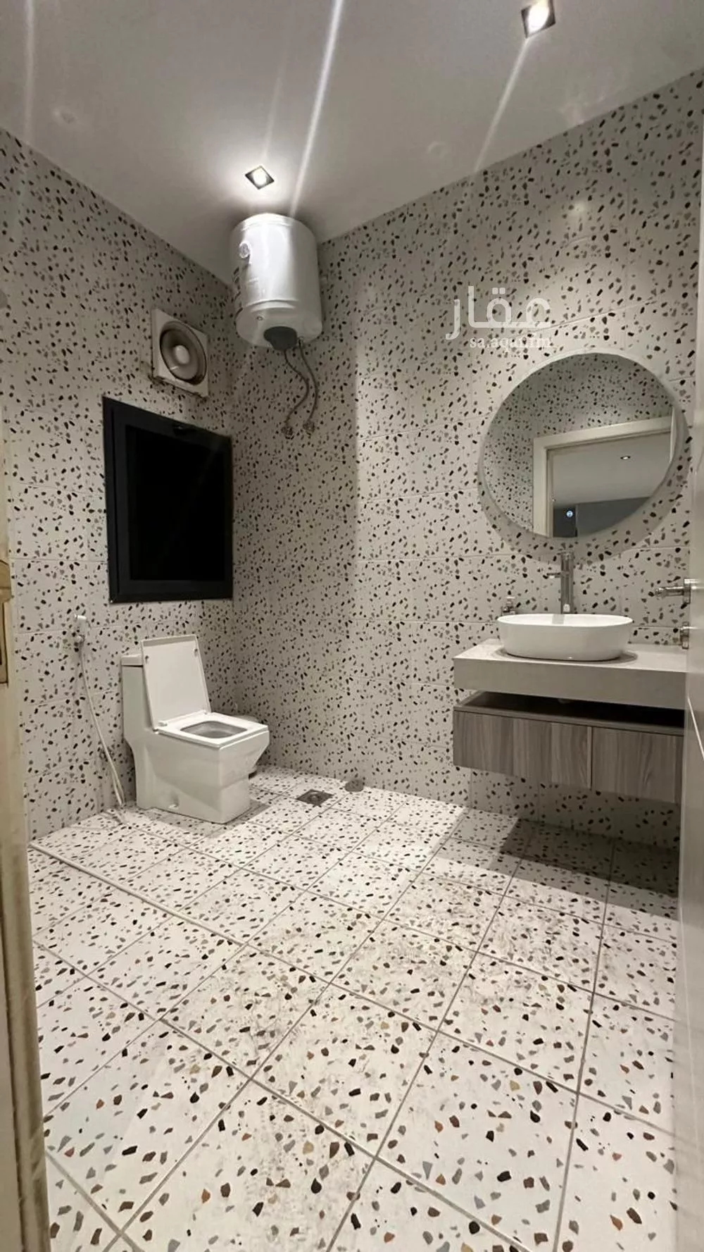 عمارة 589 م² في الراية 10