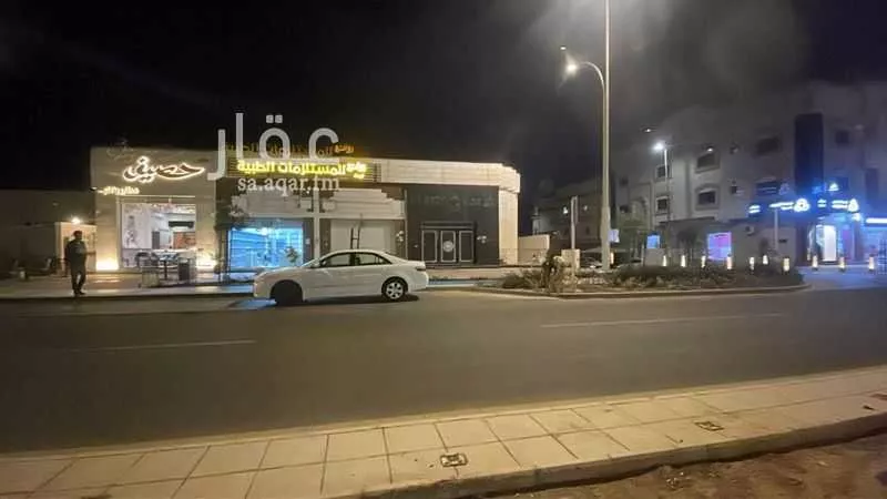 محل 799 م² في الجامعة 3