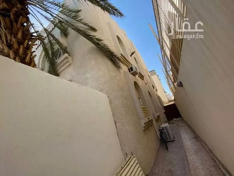عمارة 553 م² في الجامعة 7