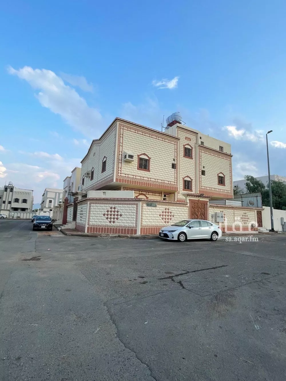 عمارة 394 م² في العزيزية 5