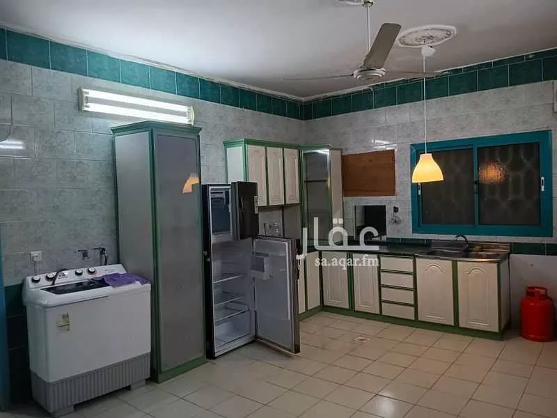722 sqm building in Al Khalidiyyah 9