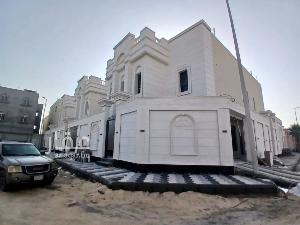 9 bedroom villa in Al Amwaj 6