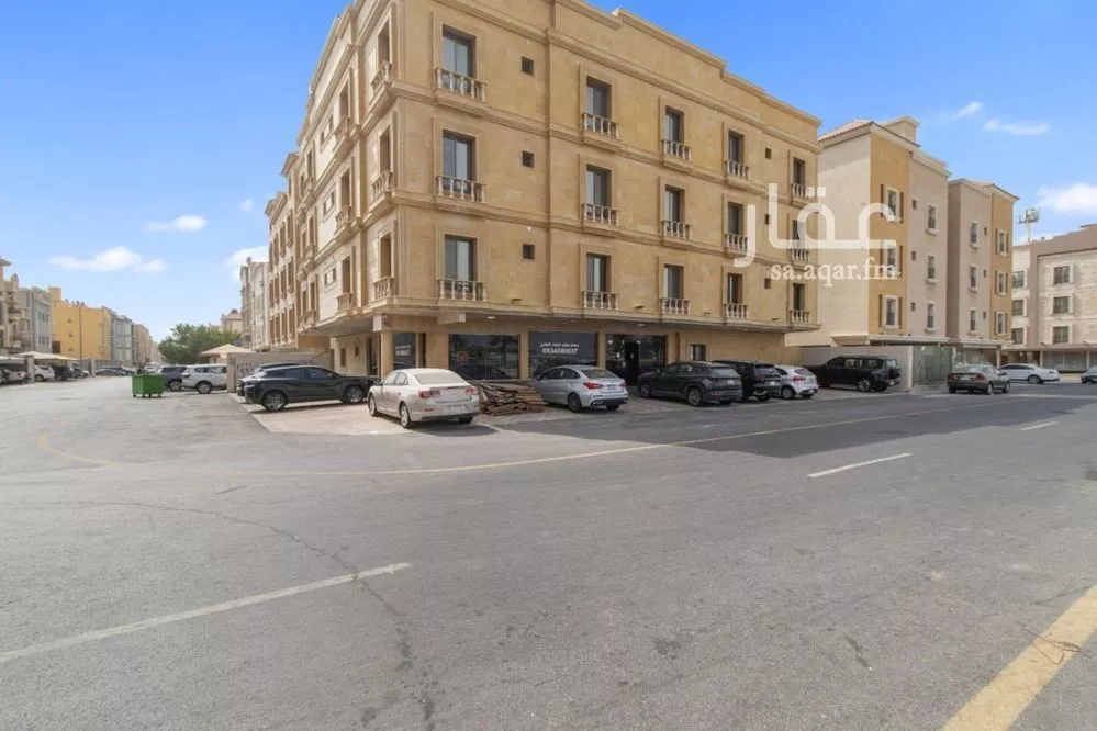 744 sqm building in Al Olaya 2