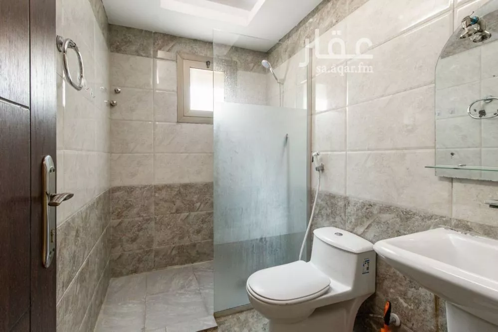 744 sqm building in Al Olaya 16