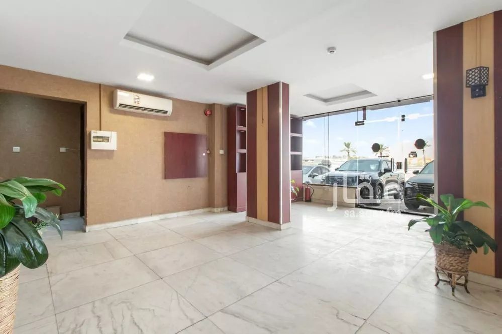744 sqm building in Al Olaya 10