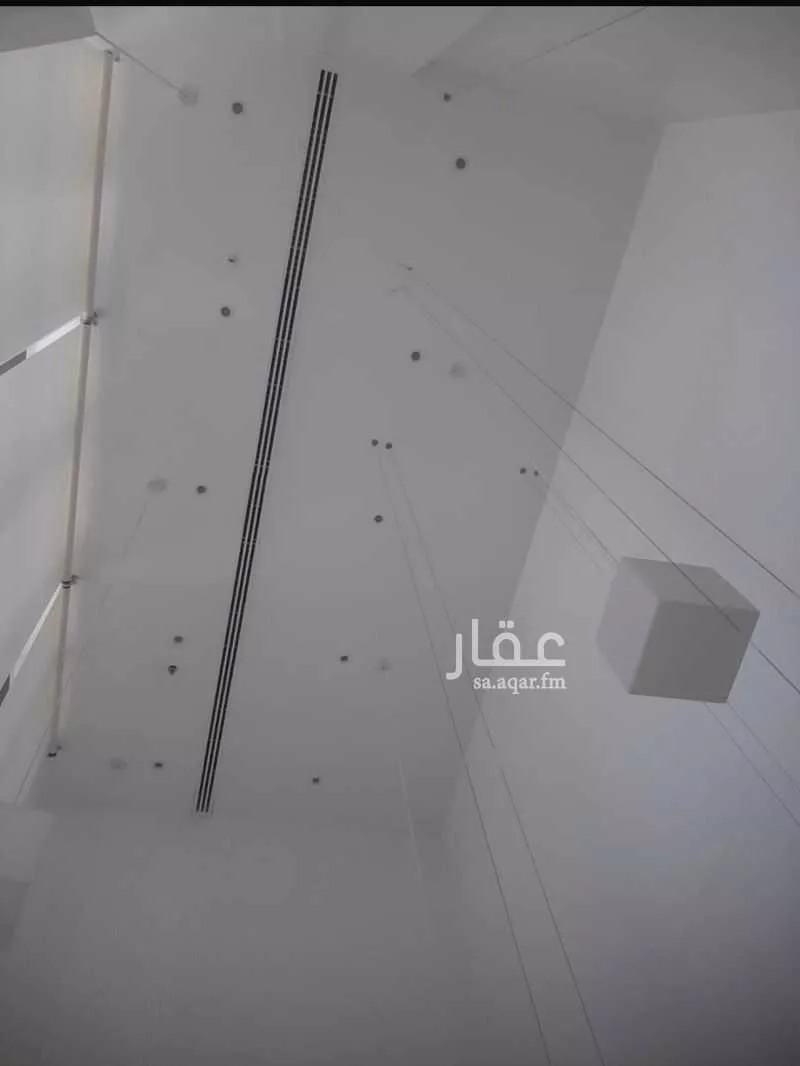 محل 2061 م² في العليا 2