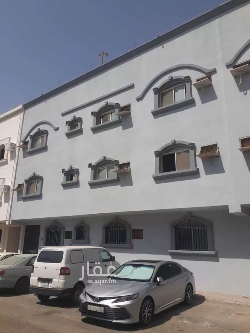 325 sqm building in Al Thuqbah 5