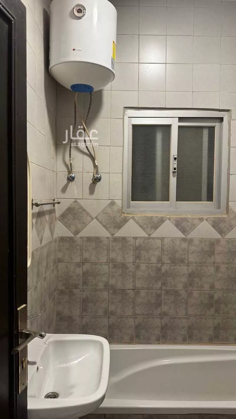 325 sqm building in Al Thuqbah 5