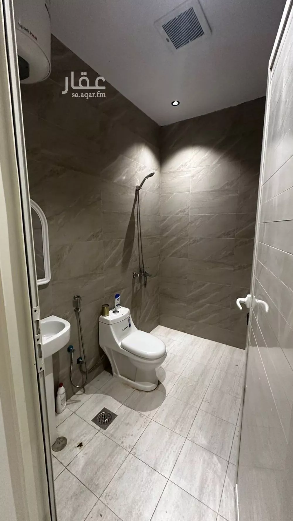 900 sqm building in Dhahrat Laban 9