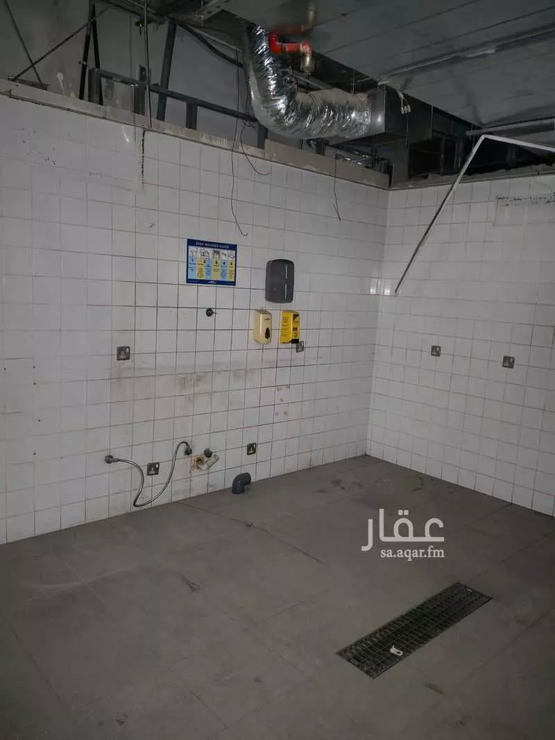 محل 1500 م² في الربيع 13