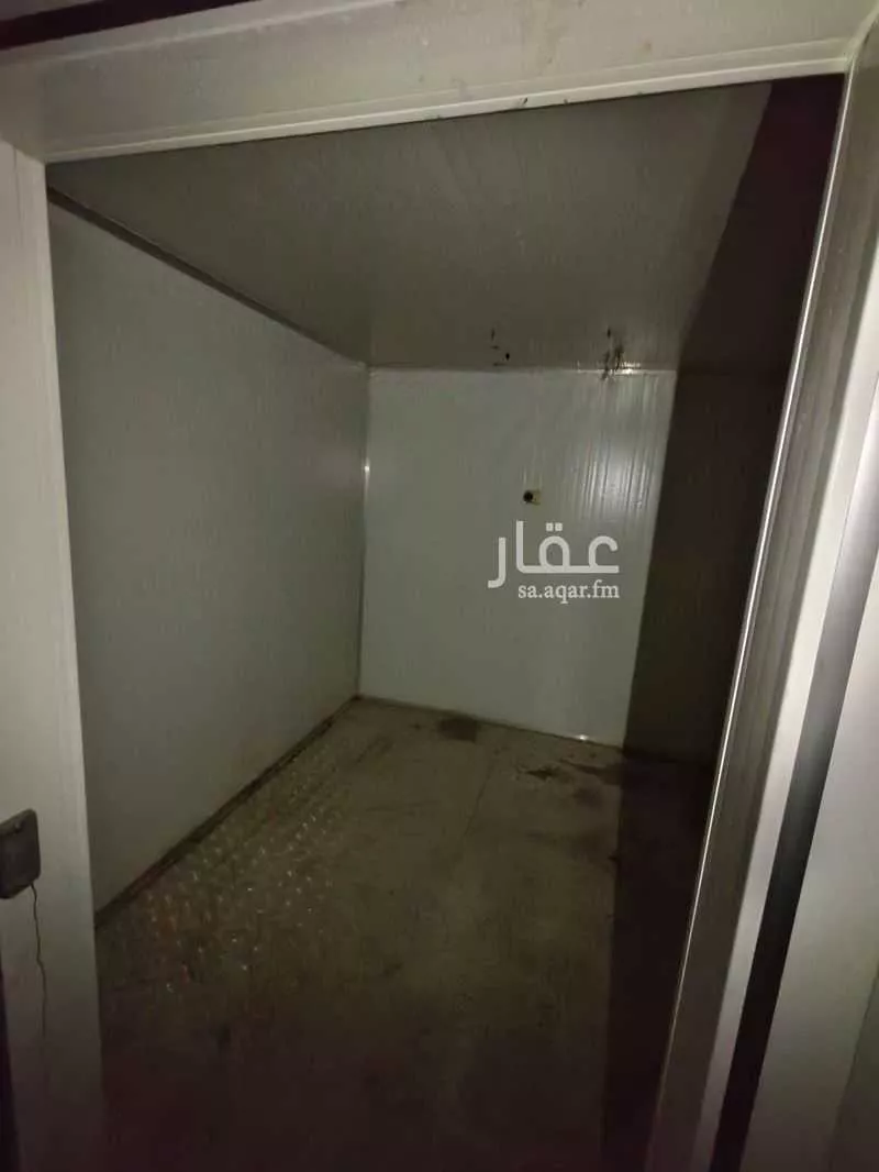 محل 1500 م² في الربيع 17