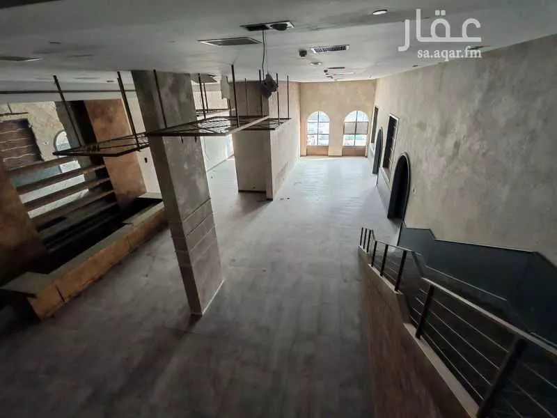 محل 1500 م² في الربيع 23