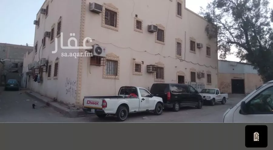 302 sqm building in Manfuhah 2