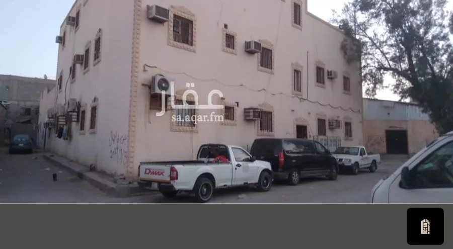 302 sqm building in Manfuhah 5