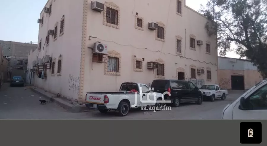 302 sqm building in Manfuhah 7