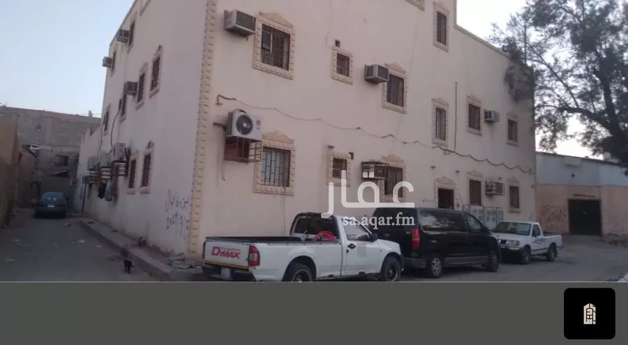 302 sqm building in Manfuhah 8