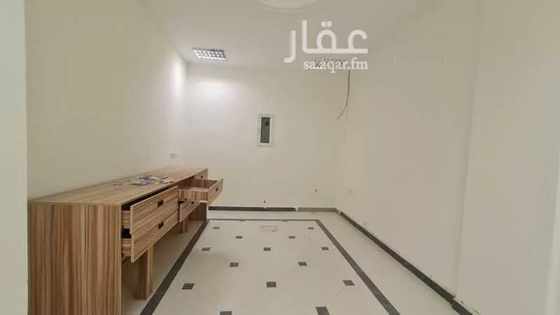 محل 500 م² في العريجاء الغربية 10