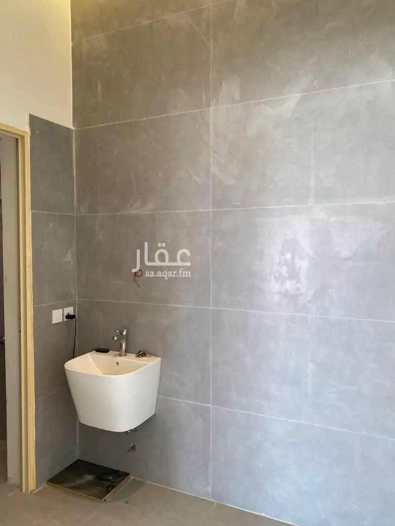 محل 800 م² في بنبان 4
