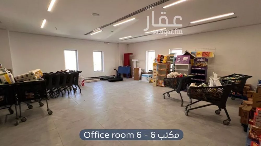 مكتب 290 م² في العارض 17
